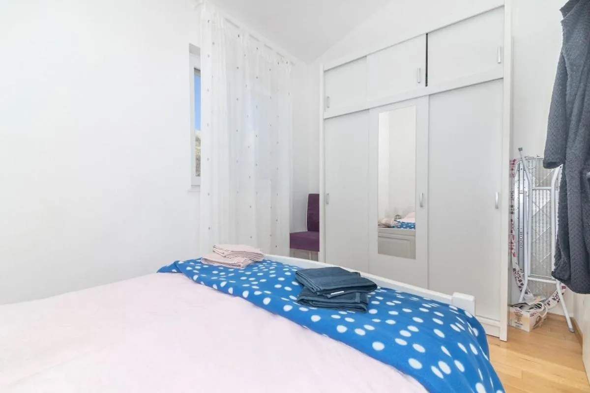Apartment Perla Dinjiska 0*,  Croatia